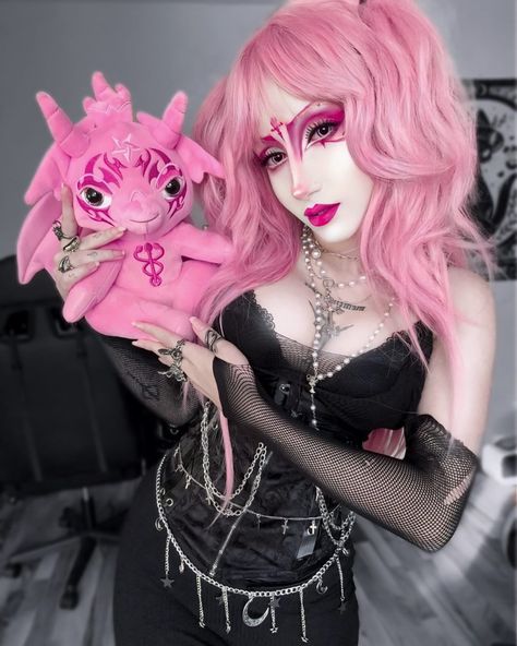 Who said you can’t do a pastel trad goth look? (Watch the TikTok goths come after me with “pAstEL gOTh DoEsN’t EXIst” now 😭 lmao 😭) I’m kinda motivated to do pastel with different goth categories but some might turn out tricky, so I gotta cook it in my head a bit 🎀 anyway here’s an early post because I will be busy today 🩷🎀 ︵‿︵‿︵‿︵‿୨♡୧‿︵��‿︵‿︵‿︵ Plushie: @kreeptures_net ︵‿︵‿︵‿︵‿୨♡୧‿︵‿︵‿︵‿︵ alt alternative altgirl goth gothic ootd gothgirl gothicgirl darkmakeup witch lolitafashionstyle gothic... Pink Trad Goth, Pink Hair Goth, Pink Goth Makeup, Pastel Goth Hair, Pink Goth, Jazmin Bean, Goth Hair, Goth Look, Goth Makeup