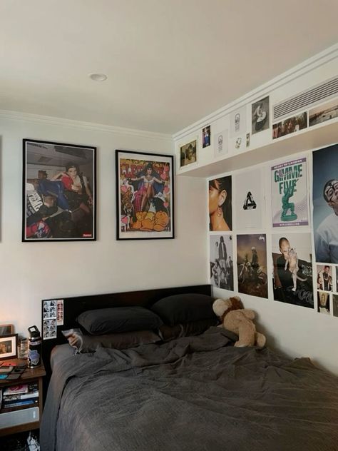 Mens Tapestry Bedroom, Aesthetic Bedroom Men, Men’s Aesthetic Bedroom, Mens Dorm Room Ideas, Bedroom Posters Aesthetic, Men Room Ideas Bedrooms, Street Style Bedroom, Guys Bedroom Ideas, Male Room Ideas