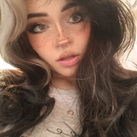 Egirl makeup with eyeliner and nose contour. Cat Nose Contour, Alt Nose Contour, Egirl Nose Contour, Cat Nose Makeup, Freckles Contour, E Girl Eyeliner, Eyeliner Freckles, Egirl Eyeliner, Big Nose Makeup