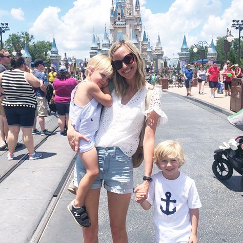 what to wear at disney world Outfits For The Heat, Disney World Outfits Summer, Wear To Disney World, Disney List, Disney Park Outfit, Sarah Tucker, What To Wear To Disney, Universal Studios Outfit, Disney Outfits Women