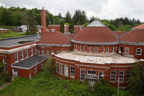 Abandoned Sanitarium - I believe some place in New York Derilict Buildings, Abandoned Prisons, Derelict Places, Abandonment Issues, Old Hospital, Abandoned Asylums, Forgotten Places, Abandoned Hospital, Places In New York