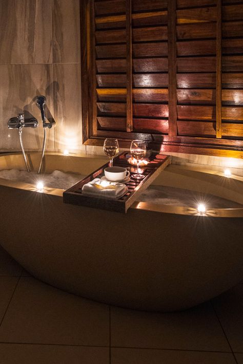 Nothing could be more relaxing and romantic than a warm bubble bath with a glass of wine. Bubble Bath Couple Aesthetic, Wine And Bubble Bath, Bubble Bath Date Night, Romantic Bath Aesthetic, Luxury Bubble Bath Aesthetic, Luxury Bath Aesthetic, Romantic Cabin Aesthetic, Couples Bubble Bath Ideas, Couple Bubble Bath