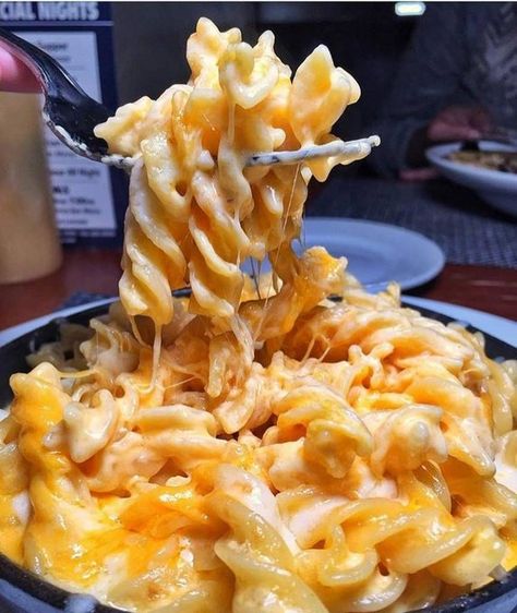 @ItsFoodPorn : RT @ItsFoodPorn: Cheesy Mac & Cheese. https://t.co/Ms4bP1ugBQ Best Junk Food, Greasy Food, Diy Pictures, Yummy Comfort Food, Think Food, Food Goals, Foodie Recipes, Recipes Dinner, Food Obsession