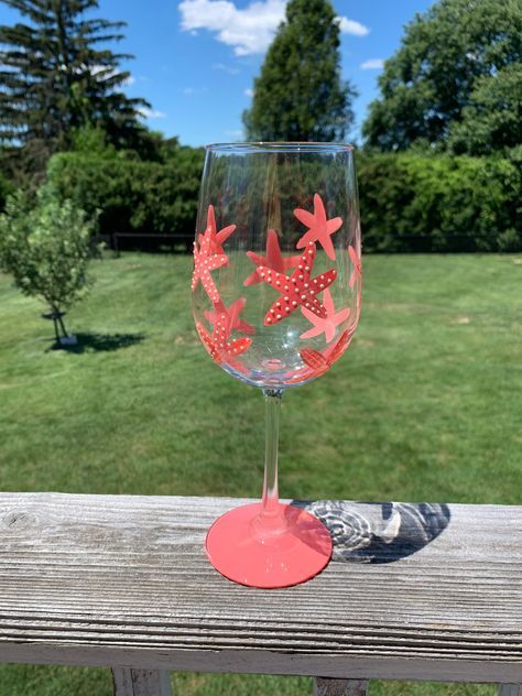 Easy Painted Wine Glasses Ideas, Summer Painted Wine Glasses, Simple Painted Wine Glasses, Sip And Paint Wine Glass Ideas, Summer Wine Glass Painting Ideas, Glass Wine Painting Ideas, Painted Margarita Glasses Diy, Wine Glass Art Ideas, Cute Painted Wine Glasses