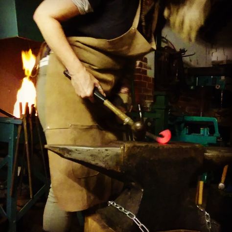 Female blacksmith Blacksmith Clothes, Blacksmith Aesthetic, Female Blacksmith, Blacksmithing