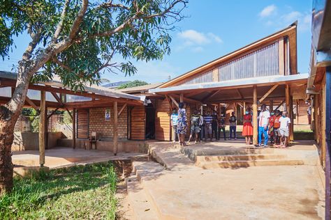 Gallery of TERAKOYA School / TERRAIN architects - 1 Educational Architecture, Primary Education, Roof Structure, New Classroom, School Building, Exterior Wood, Structure Design, Roof Design, Brickwork