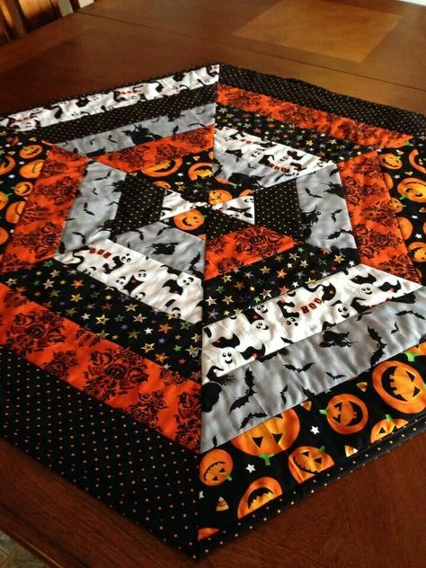 Halloween Halloween Rag Quilt, Halloween Table Toppers, Halloween Quilt Ideas, Halloween Quilts Ideas Free Pattern, Halloween Table Runners Patterns Free, Halloween Quilts Ideas, Nightmare Before Christmas Quilt, Wall Hangings Ideas, Halloween Patchwork