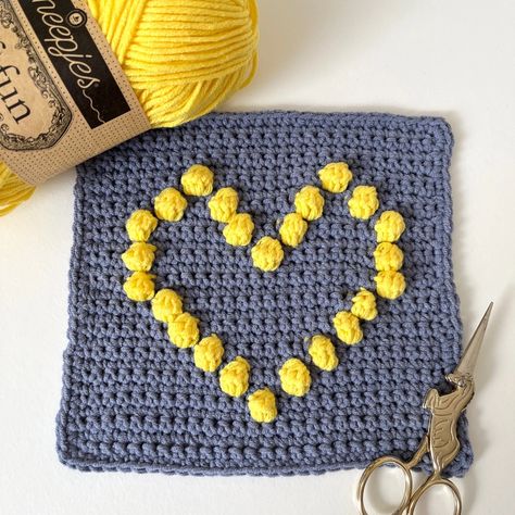 Bobble heart knot so square - Free crochet pattern - Knotsosquare Heart Granny Square, Bubble Stitch, Bobble Crochet, Yarn Hanging, Heart Crochet, Heart Knot, Bobble Stitch, Crochet Squares, Granny Squares