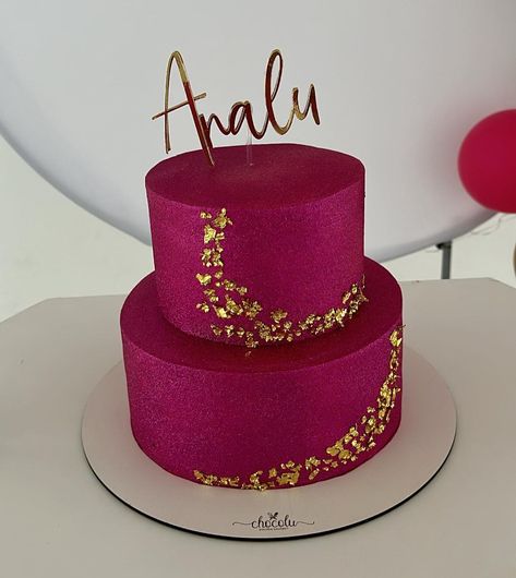 Bolo rosa com dourado: 60 ideias cheias de glamour e sabor Bolo Rosa Pink Com Glitter, Glow Cake, Hello 20, Unique Birthday Cakes, 45th Birthday, Pretty Dessert, Beautiful Birthday Cakes, Glitter Cake, 22nd Birthday