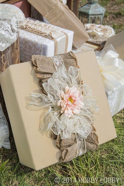 Wrapped Presents, Creative Wrapping, Gift Wrapping Ideas, Gift Wrapping Inspiration, Wedding Gift Wrapping, Creative Gift Wrapping, Burlap Wedding, Diy Gift Wrapping, Cadeau Diy