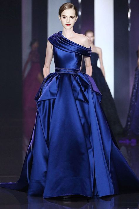 Emma Watson Gaun Koktail, Haute Couture Looks, Haute Couture Paris, Blue Evening Gowns, Blue Ball Gowns, Ralph Russo, Couture Looks, Long Blue Dress, Ralph And Russo