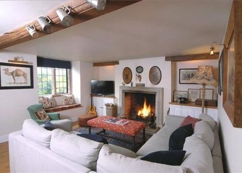 Low Ceiling Cottage, English Countryside Home, Countryside Home, Cotswolds Cottage, Quaint Cottage, Cottage Living Rooms, Countryside House, Cottage Living, Celebrity Houses