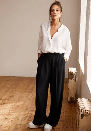 How To Style Wide Leg Trousers Women, Trainer Trousers Outfit, Large Trousers Outfit, Uk Size 10 Outfits, Cropped Trousers Work Outfit, Wide Leg Trousers Trainers Outfit, Casual Work Outfits Trainers, Tall Midsize Style, Pleated Wide Pants Outfit