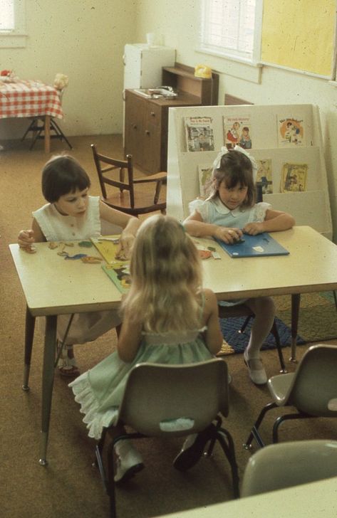 1980s Sunday School Pictures Messy Classroom, 1980s School, 90s School, Sunday School Rooms, French Kids, Retro School, Elementary School Classroom, Kids Laughing, School Memories