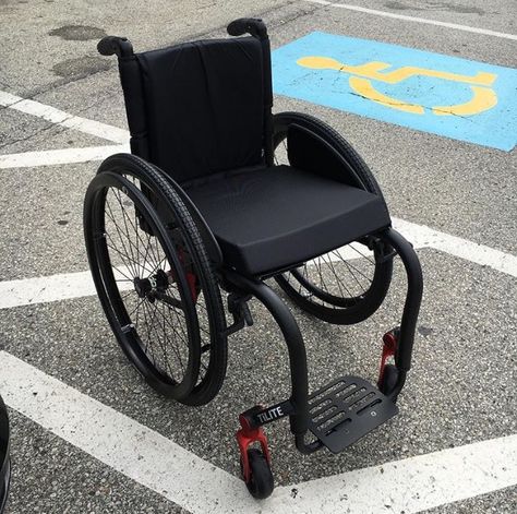 Mobility Aids For Pots, Wheel Chair Aesthetic, Wheel Chair Reference, Futuristic Wheelchair Concept Art, Custom Wheelchair Design, Custom Wheelchair, Wheelchair Hacks, Cool Wheelchair Design, Wheelchair Customization