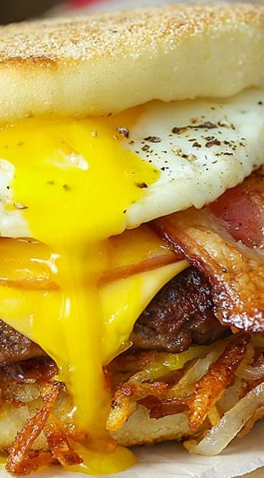 Breakfast Hamburger, Crisp Potatoes, Easy Breakfast Dishes, Breakfast Sandwich Recipes, Breakfast Burger, Ultimate Breakfast, Big Breakfast, Bacon Breakfast, Meal Suggestions