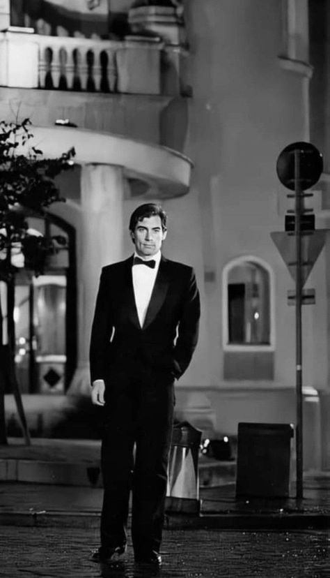 Timothy Dalton James Bond, James Bond Photoshoot, Tuxedo Aesthetic, James Bond Aesthetic, Bond Tuxedo, Tom Buchanan, James Bond Tuxedo, Hollywood Male Actors, Classy Man