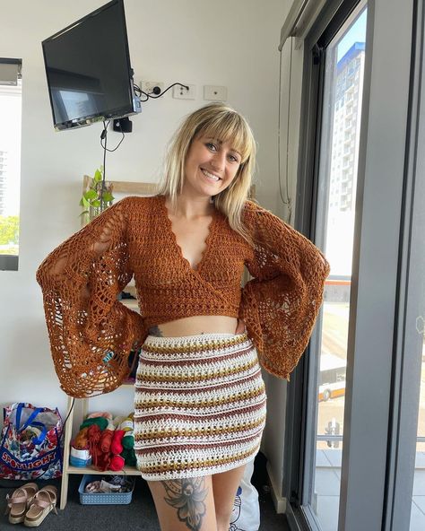 Hippydaze’s Instagram profile post: “Made something for myself! 💗 I have been feeling a little unmotivated lately as I have been working super hard to get all my current…” Crochet Top Sleeves Pattern, Crochet Patterns Boho, Trendy Crochet Tops, Crochet Wrap Top, Crochet Dress Outfits, Crochet Shirts, Diy Crochet Top, Crochet Blouses, Super Easy Crochet