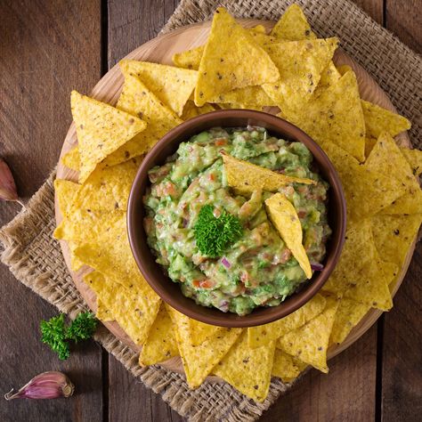 La actriz americana de origen texano Eva Longoria fue como invitada al programa de Martha Stewart y preparó en un momento un delicioso guacamole. También contó sus trucos para hacer esta receta tal como la preparan en su tierra natal, Texas. Y es que el guacamole, aunque tiene origen mexicano, también es una salsa típica de la gastronomía tex-mex, de la zona fronteriza entre Texas y México.4 trucos de Eva Longoria para preparar guacamoleNo chafa el aguacate con un tenedor, como solemos hacer nos Guacamole Dip Recipes, Crockpot Chicken Healthy, Guacamole Dip, Tomato Salad Recipes, Low Sodium Recipes, Chicken Tortilla Soup, Chicken Tortilla, Guacamole Recipe, Healthy Crockpot