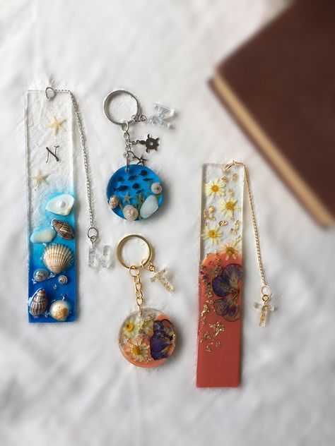 . Bookmark and keychain set made of epoxy and real flowers and real seashells. Seashell Bookmarks, Epoxy Bookmark, Keychain Set, Real Flowers, Design Crafts, Key Chain, Art Wallpaper, Sea Shells, Origami