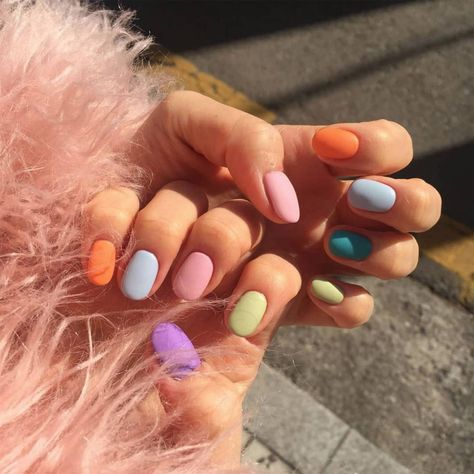 Can't decide on just a single colour? Lucky for you (and us!) multi-tonal nails are in. Stars Nails, Different Color Nails, Trendy Nail Polish, Nail Design Glitter, Multicolored Nails, Nails Yellow, Nagellack Trends, Minimalist Nail Art, Her Nails