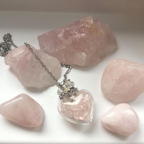 rose quartz crystal necklace Rose Quartz Heart Necklace, Rose Quartz Aesthetic, Pink Wonyoungism, Crystal Chip Necklace, Collar Rosa, 16 Candles, Xmas Wishlist, Chip Necklace, Spell Jars