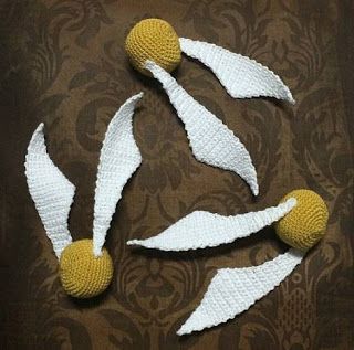 Golden Snitch Crochet Pattern, Baby Harry Potter, Harry Potter Snitch, Harry Potter Golden Snitch, Harry Potter Crochet, Golden Snitch, Anniversaire Harry Potter, Harry Potter Baby, Harry Potter Crafts