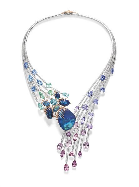 Van Cleef And Arpels Jewelry, High Fashion Jewelry, Diamond Necklace Designs, High Jewellery, Simple Diamonds, Jewelry Workshop, Diamond Necklaces, Blue Necklace, Gems Jewelry