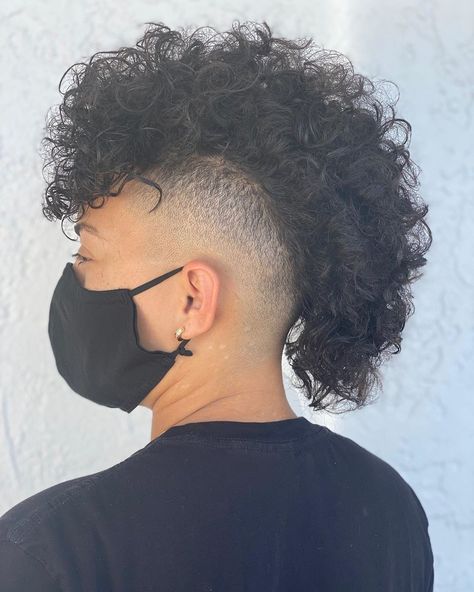 Instagram @shhmoneycurl Short Curly Faux Hawk, Curly Deathhawk, Mohawk Curly Hair, Curly Hair Mohawk, Short Curly Mohawk, Shaved Head Styles, Curly Mohawk Hairstyles, Gender Euphoria, Curly Mohawk