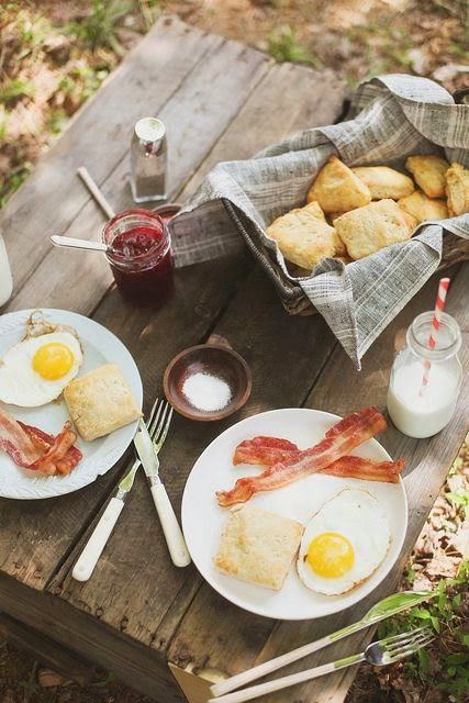 Need a little help organizing and planning your perfect summer picnic? Everything you need to know is on Hadley Court, today! Breakfast Picnic, Country Breakfast, Good Morning Breakfast, Bacon Eggs, Health Breakfast, Outdoor Picnic, Jam Recipes, Breakfast Time, Me Time