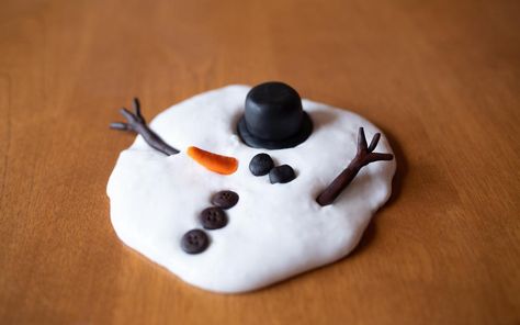 Family craft: A snowman you can melt again and again | INFORUM Polymer Christmas Ornaments Diy, Air Dry Clay Designs, Fimo Ornaments, Melting Snowman Craft, Melted Snowman Craft, Snowman Clay, Snowman Accessories, Melted Snowman Ornament, Pmc Clay