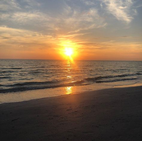 Beautiful sunset was taken in August 2020 off the coast of Florida. Sunsets Aesthetic, August Aesthetic, Aesthetic View, Madeira Beach, Sunrise Pictures, Pastel Sunset, Beautiful Ocean Pictures, Cute Nature, Ocean Sky