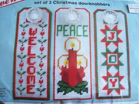 Christmas Doorhangers, Canvas Bookmarks, Christmas Plastic Canvas, Canvas Door, Canvas Door Hanger, Houses Minecraft, Doorknob Hangers, Plastic Canvas Stitches, Plastic Canvas Ornaments