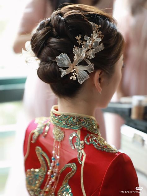 Chinese Hairpin Hairstyle, Qipao Hairstyle, Updo 2022, Asian Hair Updo, Tea Ceremony Hair, Chinese Bride, Asian Style Dress, Chinese Qipao, Bead Hair Accessories