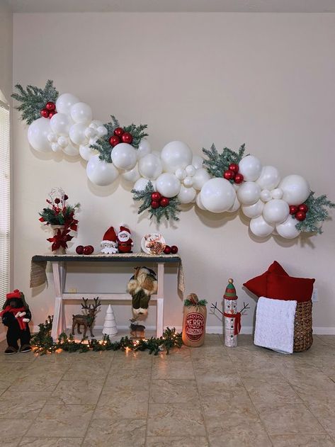 The holiday season is a time for decorating, and we’ve got just the thing to make your home look tree-mendous. Our Frosted Forest Christmas Balloon Garland brings a hint of nature indoors to spruce up your Houston area holiday party! Whether you’re hosting a dinner party or hosting an office party at work, this garland is the perfect way to bring some extra cheer into your home. Arch Photo Backdrop With Balloons, Ballon Decorations For Christmas, Christmas Work Theme Ideas, Christmas Party Decorations Balloons, Christmas Party Outdoor Decorations, Balloon Garland Christmas Tree, Christmas Theme Balloon Garland, Elegant Christmas Balloon Garland, Balloons Christmas Decorations