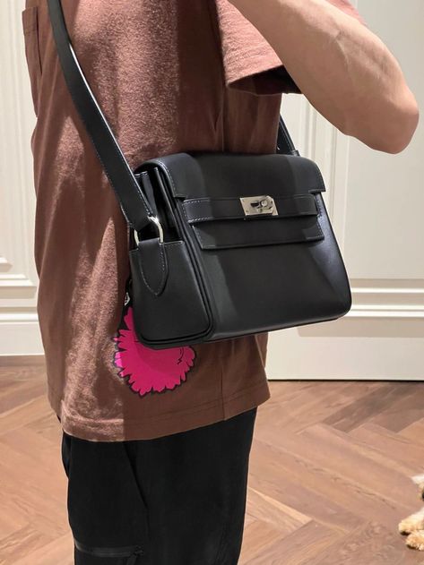 Hello, this is beauty fashion ~:)) ✈️ More fashion, WhatsApp👇+8615018754260 - Kelly Messenger , upper body effect show for Men. So Nice ~ Hermes Bags For Men, Hermes Messenger Bag, Kelly Bag Hermes, Accessories Inspiration, Hermes Kelly Bag, Hermes Men, Kelly Bag, Purple Label, Grab Bag