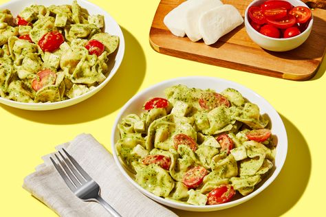 Hellofresh Meals, Caprese Pasta Salad Recipes, Mozzarella Pasta, Caprese Pasta Salad, Caprese Pasta, Hello Fresh Recipes, Tasty Lunch, Creamy Pesto, Fresh Recipes