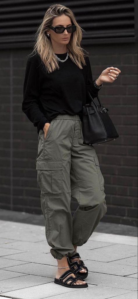 Beige Hose, Street Style 2023, How To Style Cargo Pants, Cargo Pants Outfits, Style Cargo Pants, Urban Style Outfits, Trendy Outfit Ideas, Style 2023, Pants Outfits