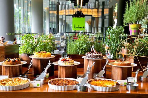 10 Best Hotel Buffets & Sunday Brunches In Singapore - DanielFoodDiary.com Brunch Mesa, Hotel Breakfast Buffet, Open Buffet, Buffet Presentation, Buffet Set Up, Hotel Buffet, Best Buffet, Catering Buffet, Hotel Breakfast