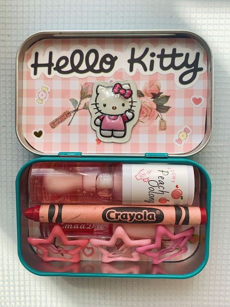 Hello Kitty Altoid Wallet, Altoids Wallets, Aesthetic Wallet, Altoid Wallet, Diy Trinkets, Tin Wallet, Wallet Aesthetic, Wallet Inspiration, Mint Tin Crafts