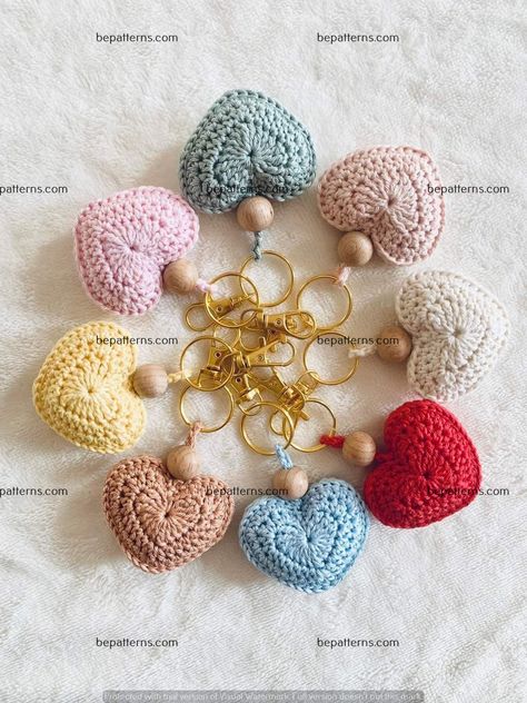 7 Easy Crochet Bag Patterns Free for Your Next Project Diy Crochet Keychain, Crochet Keychain Ideas, Rose Granny Square, Crochet Flower Bag, Knitted Flower Pattern, Crochet Mat, How To Make Rose, Keychain Ideas, Loom Knitting Projects