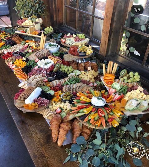 Charcuterie Board Wedding, Wedding Appetizers, Party Food Buffet, Charcuterie Inspiration, Party Food Platters, Charcuterie And Cheese Board, Charcuterie Recipes, Grazing Tables, Food Displays