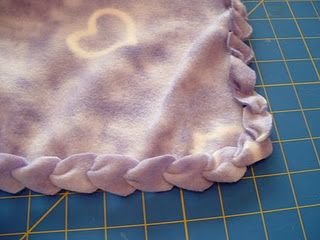 No-sew edge for fleece blankets that is NOT knots... I like this better than knots looks much neater Braided Fleece Blanket Tutorial, Braided Fleece, No Sew Blankets, Sewing Fleece, Costura Diy, Fleece Blankets, No Sew, Crafty Craft, Crafty Diy