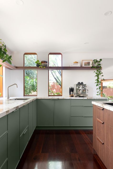 Condo Kitchen Remodel, Timber Kitchen, Interior Design Institute, Warm Kitchen, Lake House Kitchen, Design Institute, Open Kitchen Shelves, Interior Design Photography, Mid Century Kitchen