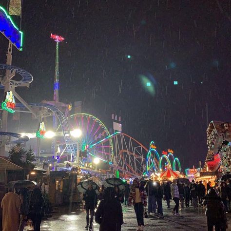 this is a picture at a fair at hyde park, london #carnival #faur #winter #winterwonderland #london #december #travel #colour #rain #fun Hyde Park Winterwonderland, London Carnival, December Travel, Hyde Park London, Hyde Park, Summer 2024, Winter Wonderland, Carnival, London