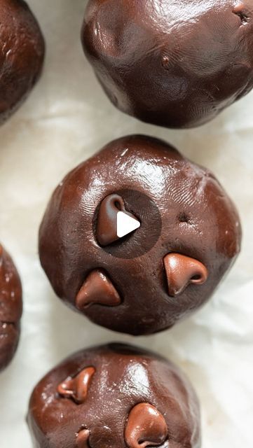 Arman Liew on Instagram: "No bake brownie bites recipe :) Just 3 ingredients and secretly healthy!   Comment “recipe” and I’ll DM you the recipe right this second OR google “the big man’s world brownie bites”  #nobakebrowniebites #browniebites #cleansweetscookbook #healthydessert #healthyrecipeshare #wholefoods #thebakefeed #vegandessert #nobake #nobakedessert #rawdessert #vegansnack #glutenfreesnack #thebigmansworld" No Bake Brownie Bites, Brownie Bites Recipe, Clean Sweets, Raw Brownies, 3 Ingredient Desserts, Cookie Dough Brownies, Chocolate Bites, Brownie Ingredients, No Bake Brownies