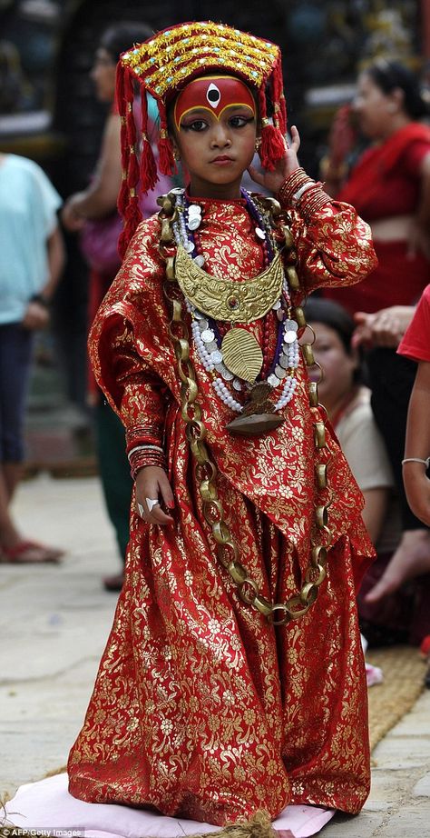 Kumari Goddess, Nepal Travel, Kids Around The World, Beautiful Eye Makeup, Goddess Dress, Bride Accessories, A Duck, Gala Dresses, Vintage Portraits