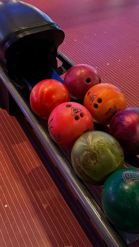 Game Board Aesthetic, Bowling Pics Aesthetic, Bowling Story Instagram, Aesthetic Bowling Pictures, Bowling Instagram Story, Bowling Fake Story, Bowling Story, Bowling Aesthetic Pictures, Bowling Pics