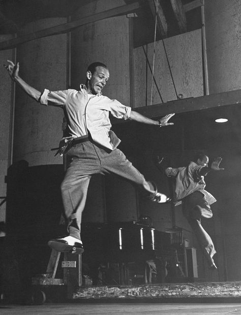 Fred Astaire on the set of "Dancing Lady", (1933) This was Astaire's first role in a Hollywood musical. Fred Astaire Dancing, Isadora Duncan, Jean Simmons, Fred And Ginger, Gene Kelly, Shall We Dance, Fred Astaire, Tap Dance, Dance Photos