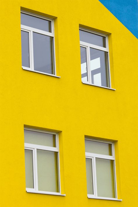 Colors that compliment Yellow - Bright Yellow Exterior Wall Bright Yellow House Exterior, Yellow And Grey House Exterior, Yellow Exterior House, Yellow Exterior House Colors, Exterior House Paint Colors, Light Yellow Paint, Yellow House Exterior, Houses Beautiful, Outside House Colors